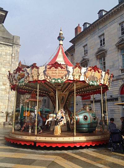 Location Carrousel Fr&egrave;res Lumi&egrave;re